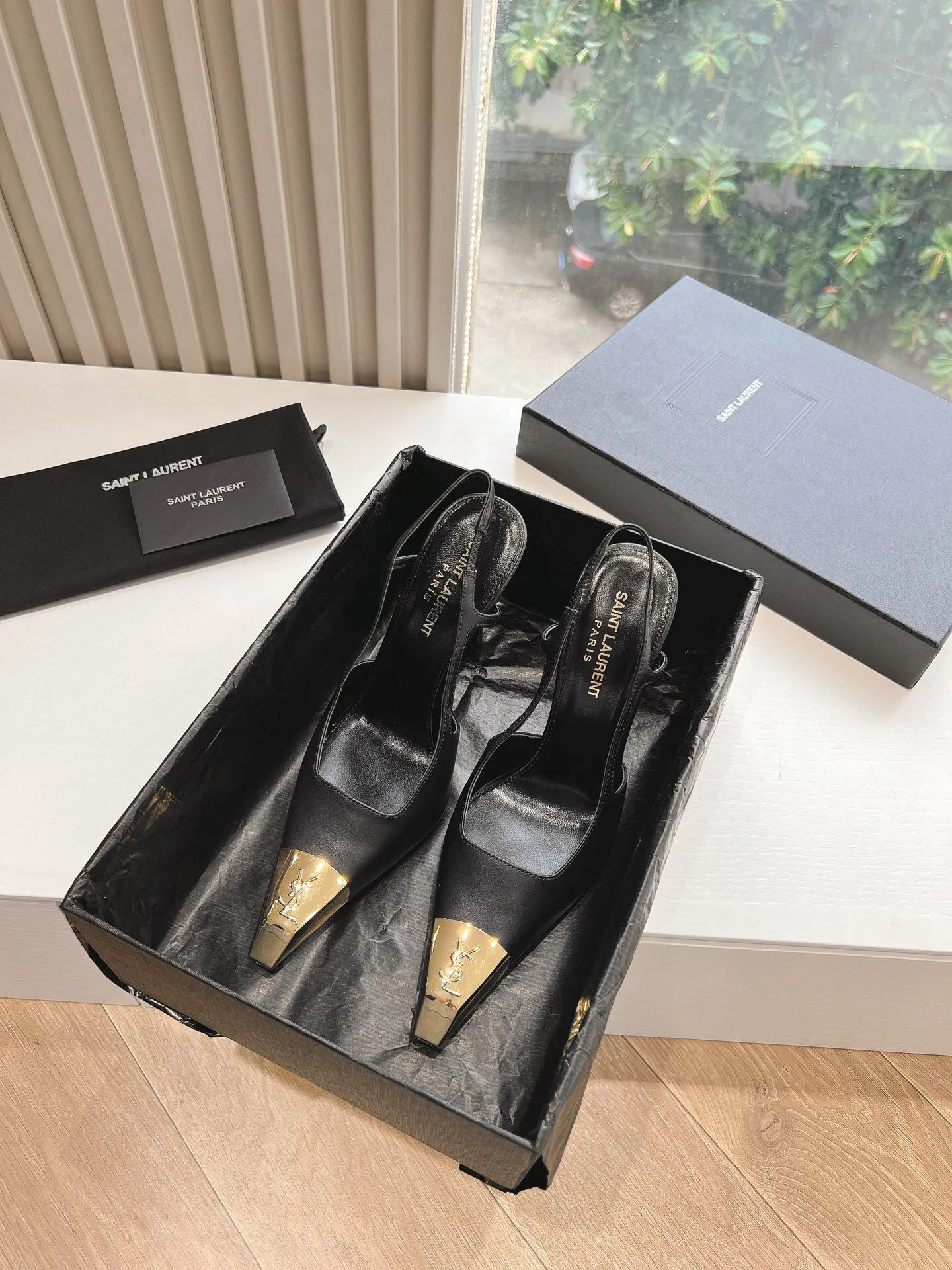 👟👟Ex-factory price 560👟👟 Top quality Saint Laurent/Yves Saint Laurent Lee metal buckle single shoes, YSL sister's beautiful high heels, and the small square toe of the same style as Saint Laurent Rose. High heels are very good at modifying the foot shape, luxury metal chain. In recent years, SLP has become more and more understanding of women in high heels. The embarrassing design impression of waterproof platform models has been eliminated. YSL's beautiful high heels Upper: imported patent leather/cowhide Sole: Genuine leather outsole Heel height approximately: 11cm Size 35-39 (40, 41 customized, non-returnable and non-exchangeable)